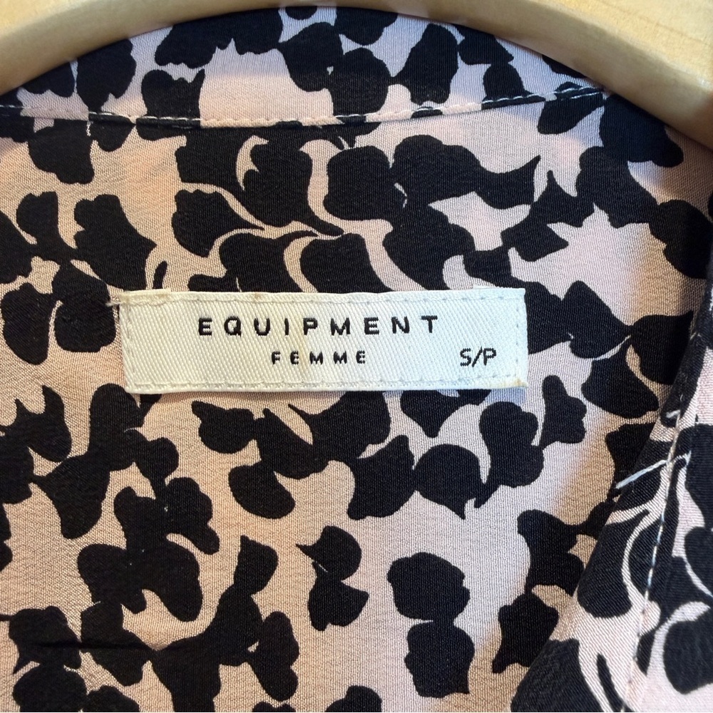 Equipment Femme Woman’s Floral 100% Silk Blouse Size Small Pink and black - Picture 3 of 4